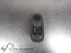 Used Electric window switch Hyundai Accent 1.5i 12V Price on request offered by Kleine Staarman B.V. Autodemontage
