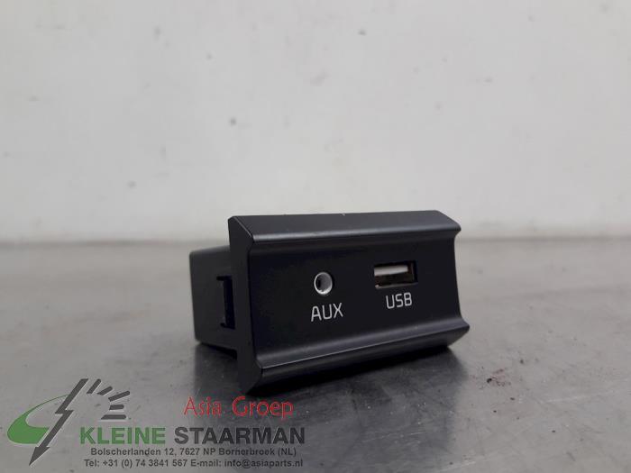 AUX / USB connection from a Kia Picanto (JA) 1.2 16V 2019
