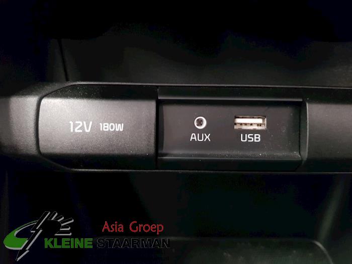 AUX / USB connection from a Kia Picanto (JA) 1.2 16V 2019