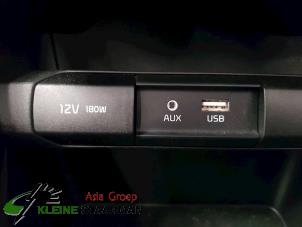 Usados Conexión AUX-USB Kia Picanto (JA) 1.2 16V Precio de solicitud ofrecido por Kleine Staarman B.V. Autodemontage