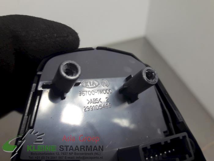 Steering wheel mounted radio control from a Kia Rio III (UB) 1.2 CVVT 16V 2012