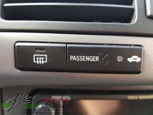 Usados Interruptor de calefactor luneta Toyota Avensis Wagon (T25/B1E) 1.8 16V VVT-i Precio de solicitud ofrecido por Kleine Staarman B.V. Autodemontage
