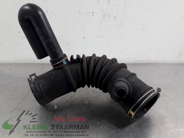 Air intake hose from a Toyota Avensis Verso (M20) 2.0 16V VVT-i D-4 2005