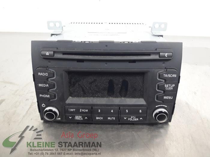 Radio CD Spieler van een Kia Sportage (SL) 1.7 CRDi 16V 4x2 2015