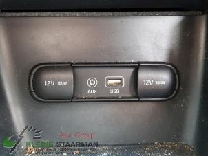 Gebrauchte AUX / USB-Anschluss Kia Sportage (QL) 1.6 GDI 132 16V 4x2 Preis auf Anfrage angeboten von Kleine Staarman B.V. Autodemontage
