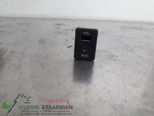 Usados Conexión AUX-USB Nissan Qashqai (J11) 1.2 DIG-T 16V Precio de solicitud ofrecido por Kleine Staarman B.V. Autodemontage