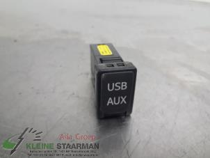 Używane Zlacze AUX/USB Toyota Auris (E15) 1.8 16V HSD Full Hybrid Cena na żądanie oferowane przez Kleine Staarman B.V. Autodemontage