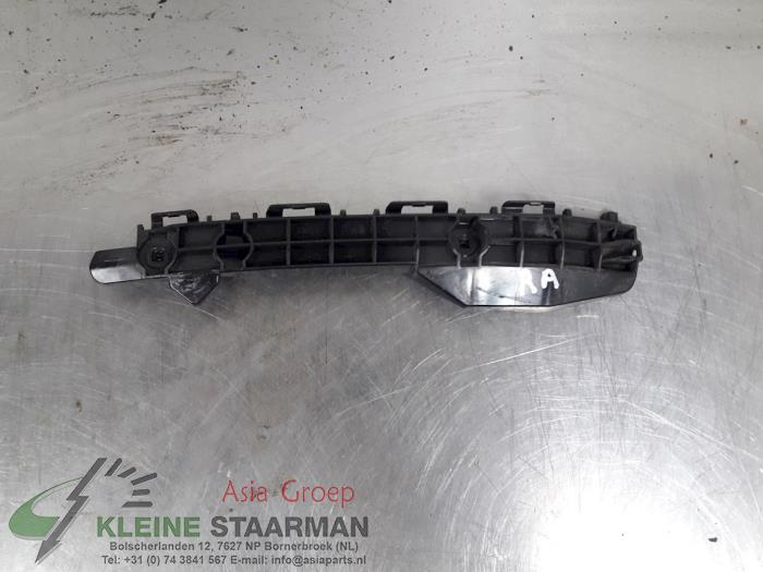 Rear bumper component, right from a Toyota Auris (E18) 1.8 16V Hybrid 2015
