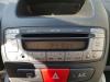 Radio/Lecteur CD d'un Toyota Aygo (B10), 2005 / 2014 1.0 12V VVT-i, Berline avec hayon arrière, Essence, 998cc, 50kW (68pk), FWD, 1KRFE, 2005-07 / 2014-05, KGB10 2009