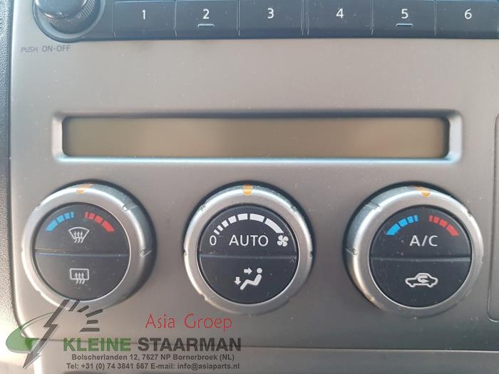 Heater control panel from a Nissan Navara (D40) 2.5 dCi 16V 4x4 2008