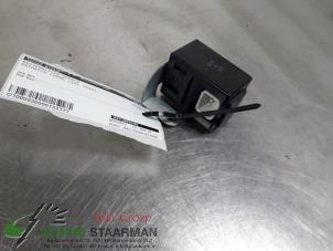 Used Wiper module Daihatsu Cuore (L251/271/276) 1.0 12V DVVT Price on request offered by Kleine Staarman B.V. Autodemontage