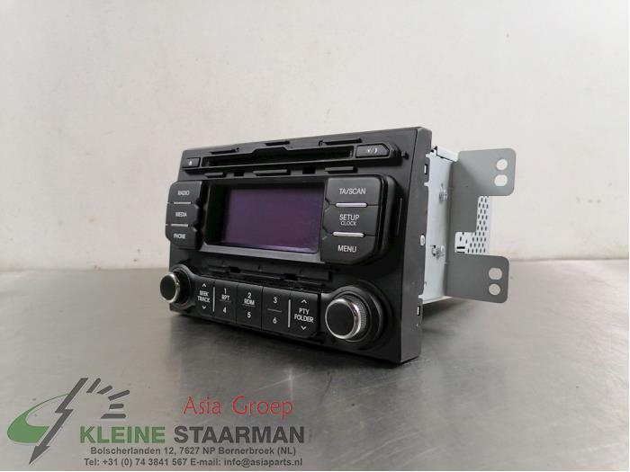 Radio CD player from a Kia Rio III (UB) 1.2 CVVT 16V 2014