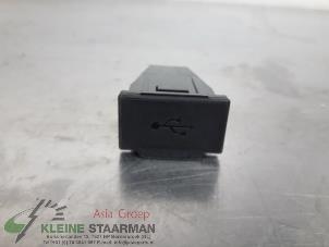 Usados Conexión AUX-USB Mitsubishi Outlander (GF/GG) 2.0 16V PHEV 4x4 Precio de solicitud ofrecido por Kleine Staarman B.V. Autodemontage