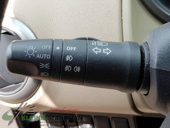 Interruptor de indicador de dirección de un Nissan Note (E11) 1.6 16V 2006