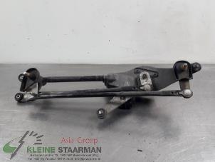 Used Wiper motor + mechanism Kia Carens III (FG) 2.0i CVVT 16V Price on request offered by Kleine Staarman B.V. Autodemontage
