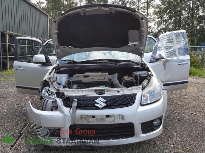 Wygluszenie pokrywy silnika z Suzuki SX4 (EY/GY) 1.6 16V VVT Comfort,Exclusive Autom. 2006