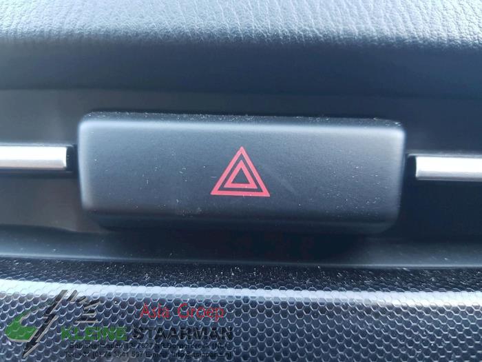 Commutateur éclairage d'urgence d'un Mazda 2 (DJ/DL) 1.5 SkyActiv-G 75 2017