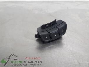 Usados Interruptor de mando de volante Kia Carens III (FG) 2.0i CVVT 16V Precio de solicitud ofrecido por Kleine Staarman B.V. Autodemontage