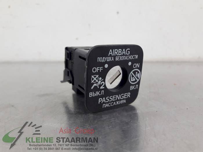 Airbag switch from a Toyota Yaris III (P13) 1.5 16V Dual VVT-iE 2018