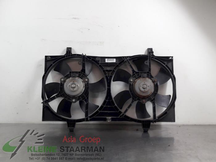 Cooling fan housing from a Nissan Primera Wagon (W12) 2.0 16V 2005
