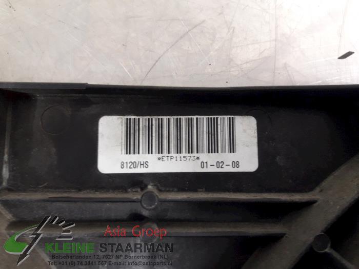 Cooling fan housing from a Nissan Primera Wagon (W12) 2.0 16V 2005