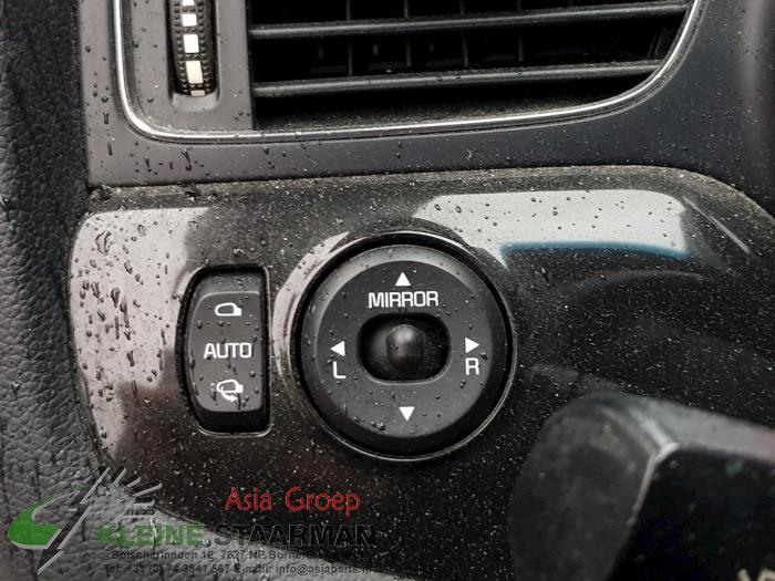 Interruptor de retrovisor de un Kia Cee'd Sportswagon (JDC5) 1.6 GDI 16V 2013