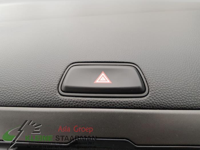 Commutateur éclairage d'urgence d'un Kia Picanto (TA) 1.0 12V 2014