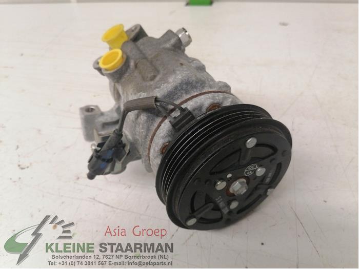 Air conditioning pump from a Suzuki SX4 S-Cross (JY) 1.0 Booster Jet Turbo 12V 2017