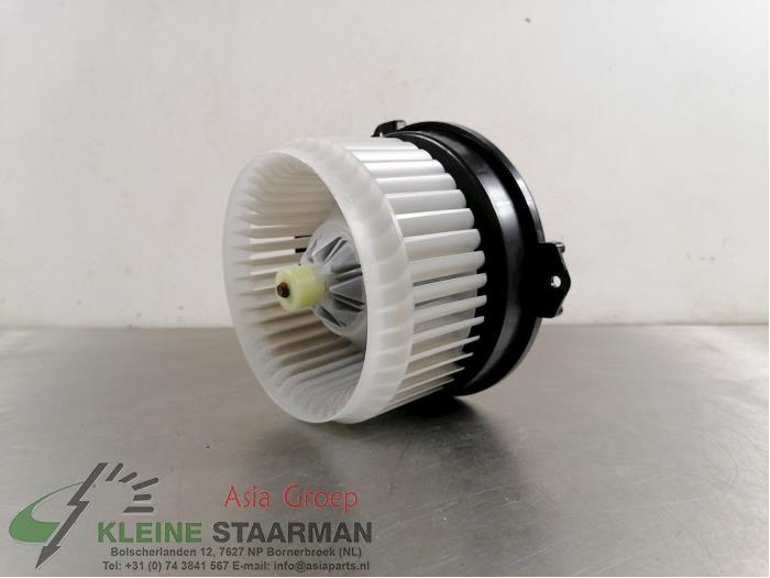 Heating and ventilation fan motor from a Suzuki SX4 S-Cross (JY) 1.0 Booster Jet Turbo 12V 2017