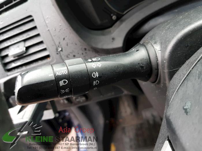 Interruptor de indicador de dirección de un Toyota Auris (E15) 1.8 16V HSD Full Hybrid 2011