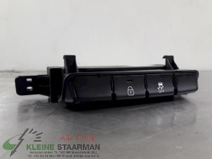 Gebrauchte ESP Schalter Kia Cee'd Sportswagon (JDC5) 1.6 GDI 16V Preis auf Anfrage angeboten von Kleine Staarman B.V. Autodemontage