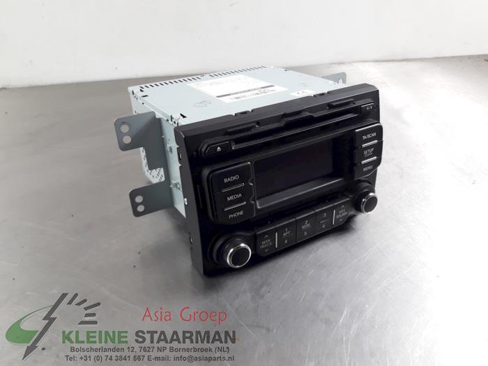 Radio CD player from a Kia Rio III (UB) 1.4 CVVT 16V 2014
