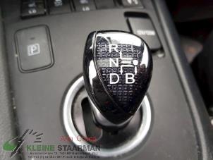 Używane Dzwignia wyboru automatycznej skrzyni biegów Toyota Auris (E18) 1.8 16V Hybrid Cena na żądanie oferowane przez Kleine Staarman B.V. Autodemontage