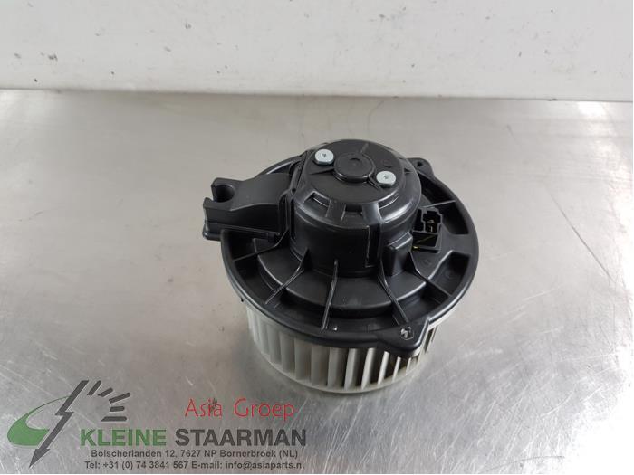 Heating and ventilation fan motor from a Toyota Corolla Verso (R10/11) 2.2 D-4D 16V Cat Clean Power 2007