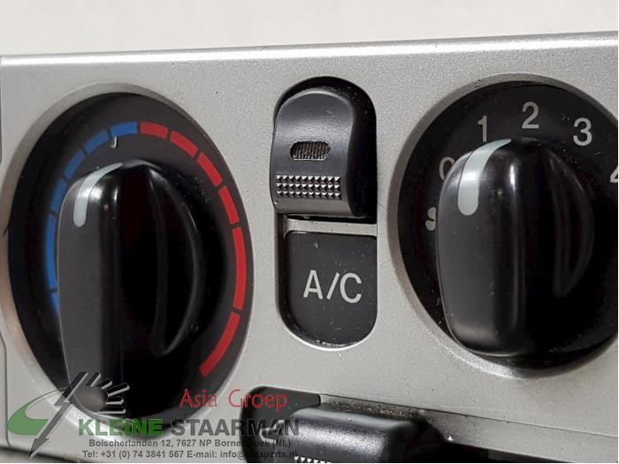 Panel de control de calefacción de un Mazda MX-5 (NB18/35/8C) 1.6i 16V 2005