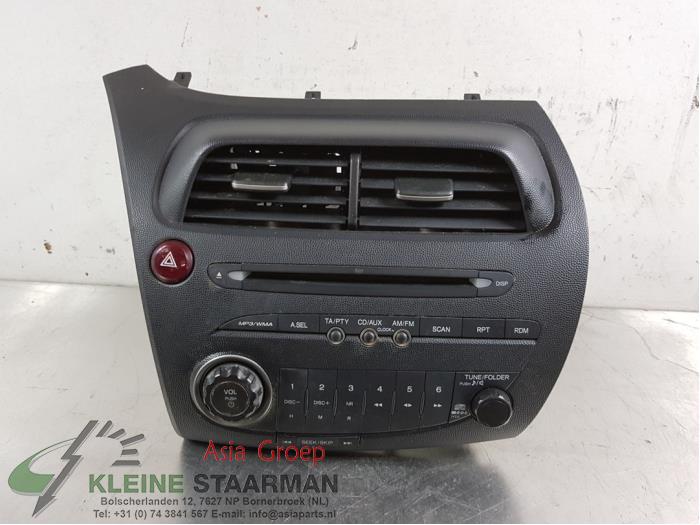 Radio CD player from a Honda Civic (FK/FN) 1.4 i-Dsi 2008