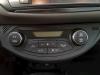 Panel de control de calefacción de un Toyota Yaris III (P13), 2010 / 2020 1.5 16V Hybrid, Hatchback, Eléctrico Gasolina, 1.497cc, 74kW (101pk), FWD, 1NZFXE, 2012-03 / 2020-06, NHP13 2015