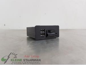 Używane Zlacze AUX/USB Mazda 3 (BM/BN) 2.0 SkyActiv-G 120 16V Cena na żądanie oferowane przez Kleine Staarman B.V. Autodemontage