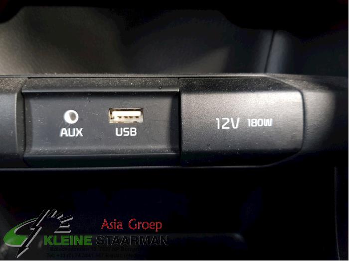 AUX / USB-Anschluss van een Kia Picanto (JA) 1.0 12V 2018