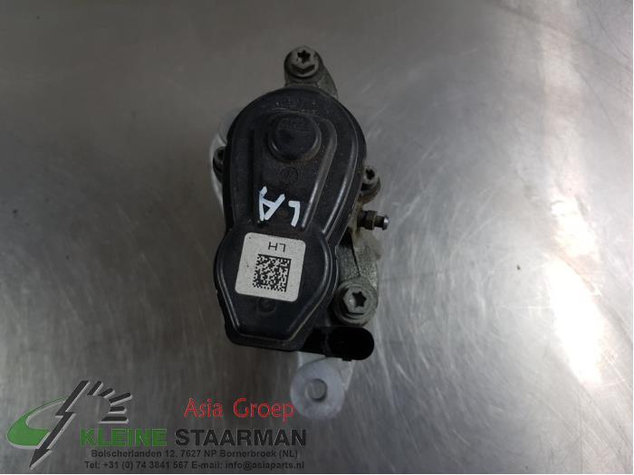 Rear brake calliper, left from a Nissan Qashqai (J11) 1.2 DIG-T 16V 2018