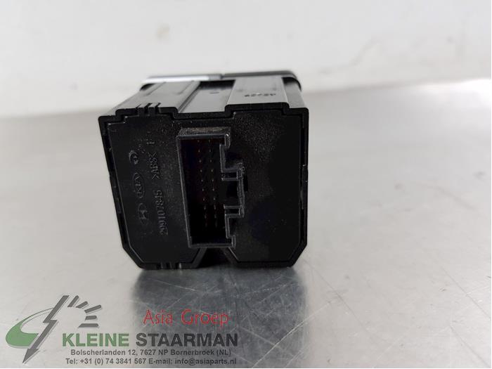 ESP Schalter van een Kia Rio III (UB) 1.2 CVVT 16V 2015