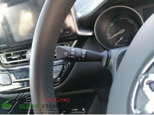 Usados Interruptor de indicador de dirección Toyota C-HR (X1,X5) 1.8 16V Hybrid Precio de solicitud ofrecido por Kleine Staarman B.V. Autodemontage