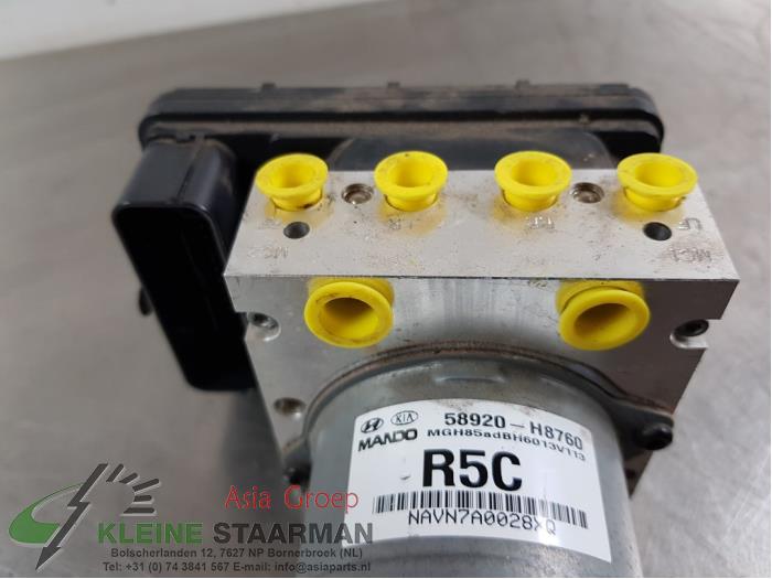ABS pump from a Kia Stonic (YB) 1.0i T-GDi 12V 2018