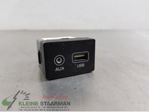 Używane Zlacze AUX/USB Hyundai i20 (GBB) 1.2i 16V Cena na żądanie oferowane przez Kleine Staarman B.V. Autodemontage