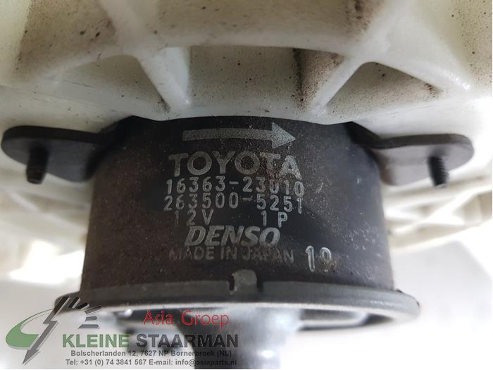 Boîtier ventilateur d'un Toyota Yaris III (P13) 1.0 12V VVT-i 2012