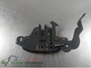 Used Bonnet lock mechanism Nissan Qashqai (J10) 1.6 16V Price on request offered by Kleine Staarman B.V. Autodemontage