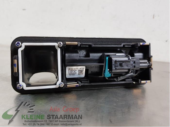 Schalter Heckklappe van een Kia Stonic (YB) 1.0i T-GDi 12V 2019