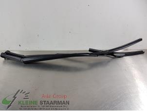 Used Front wiper arm Hyundai iX35 (LM) 1.6 GDI 16V Price on request offered by Kleine Staarman B.V. Autodemontage