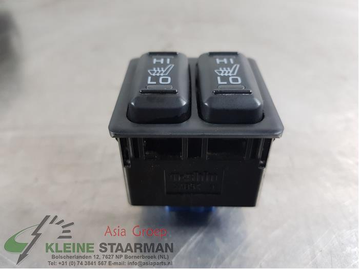 Seat heating switch from a Mitsubishi Eclipse Cross (GK/GL) 1.5 Turbo 16V 2WD 2018