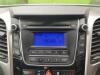 Reproductor de CD y radio de un Hyundai i30 (GDHB5), 2011 1.4 16V, Hatchback, Gasolina, 1.396cc, 73kW (99pk), FWD, G4FA, 2011-12 / 2015-12, GDHB5P1; GDHB5P2 2013